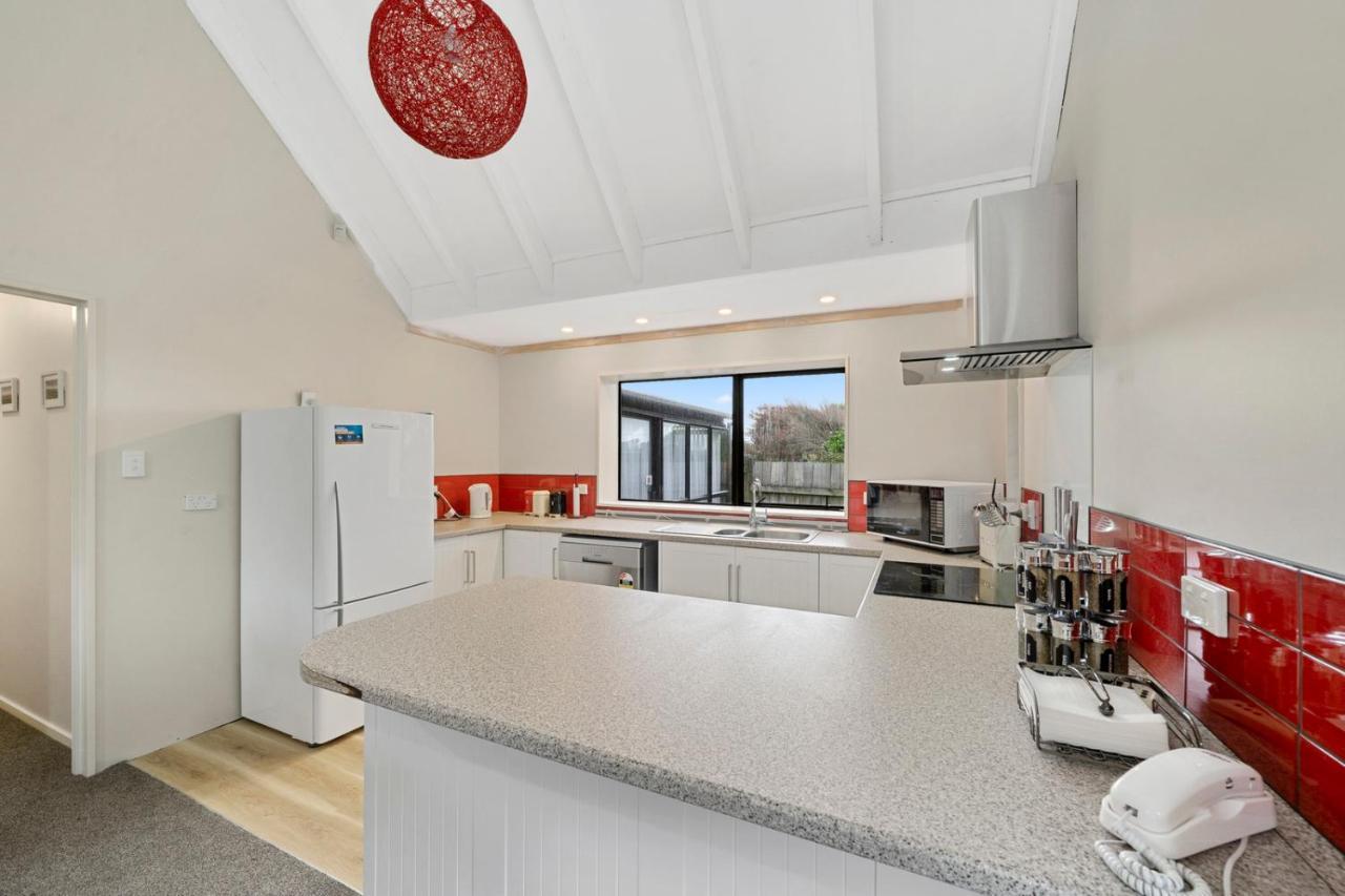 Wharerata - Otaki Beach Holiday Home エクステリア 写真