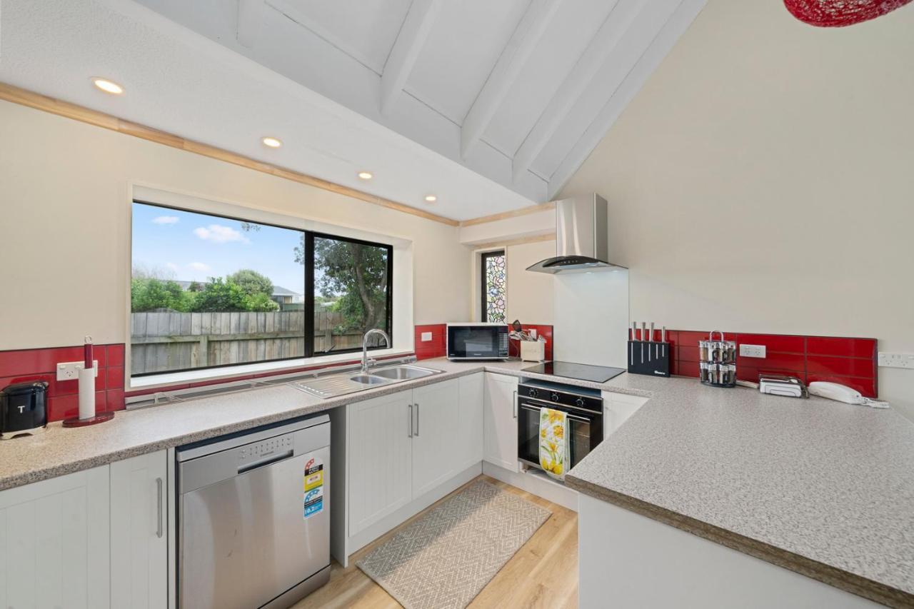 Wharerata - Otaki Beach Holiday Home エクステリア 写真